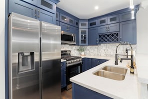Microwave, oven, stovetop, dishwasher - LuxHome up to 6 guests in Chicago; WiFi, AC, Heat, Security cams, Downtown 8mins (Chicago)