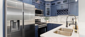 LuxHome up to 6 guests in Chicago; WiFi, AC, Heat, Security cams, Downtown 8mins