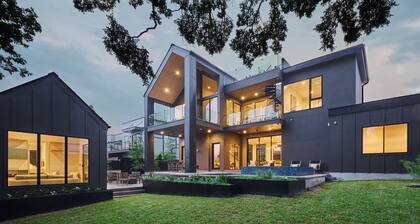 Treaty Oak Manor by Lux Tiny Resorts