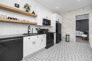 Kylskåp, mikrovågsugn, ugn och spishäll