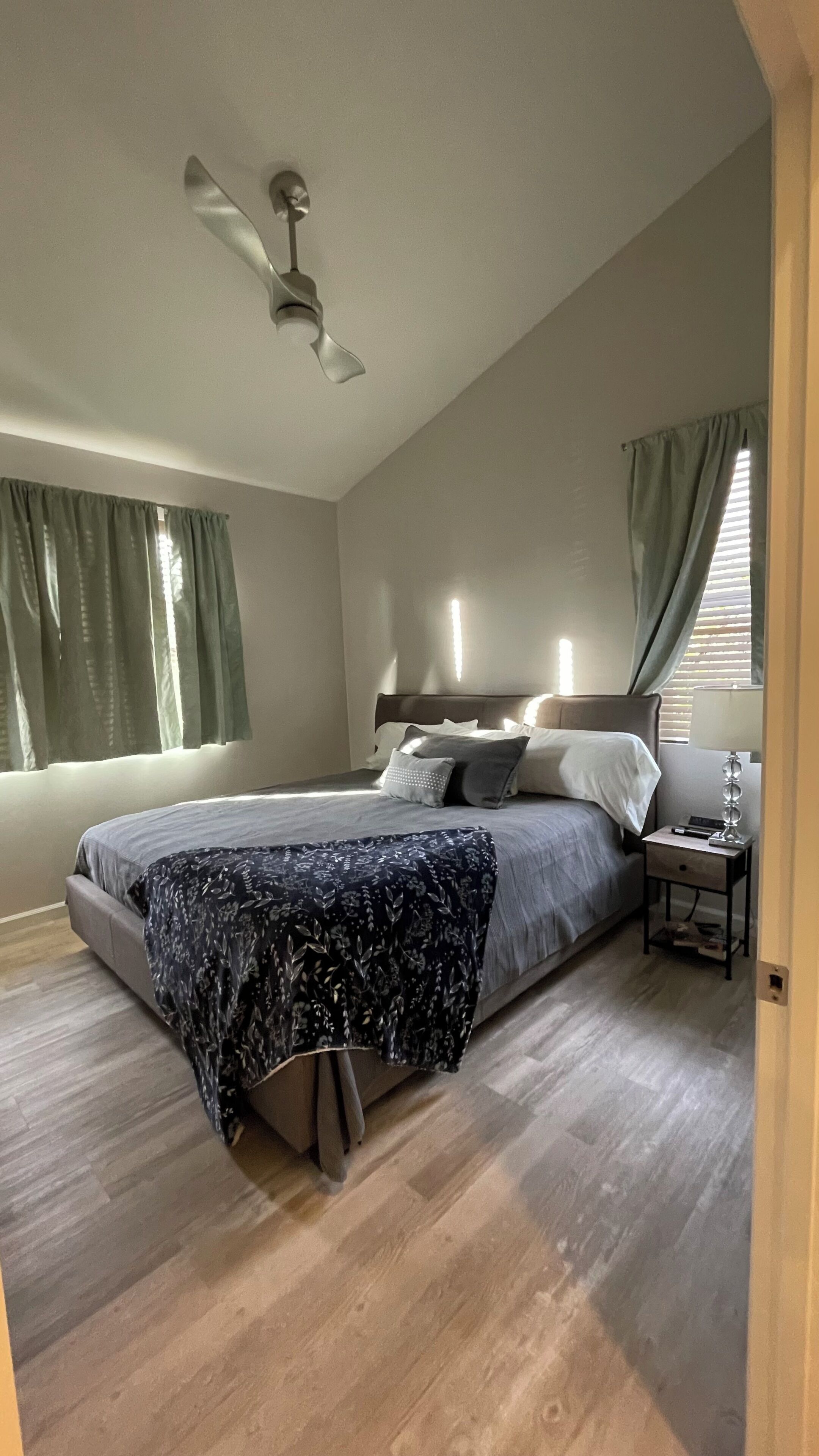 King bedroom 1 (west side)