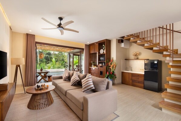 Großer Kühlschrank, Mikrowelle, Geschirrspüler, Wasserkocher