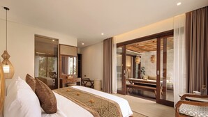 Ein Schlafzimmer mit Bett, Nachttisch und Blick auf einen Essbereich.