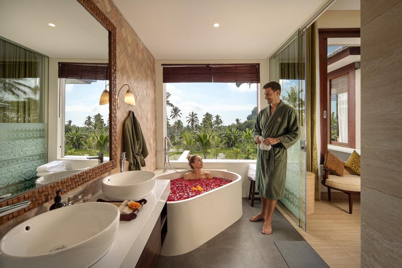 Luxe villa, 1 slaapkamer, privézwembad, uitzicht op zwembad | Badkamer | Een douche, een regendouche, gratis toiletartikelen, een haardroger