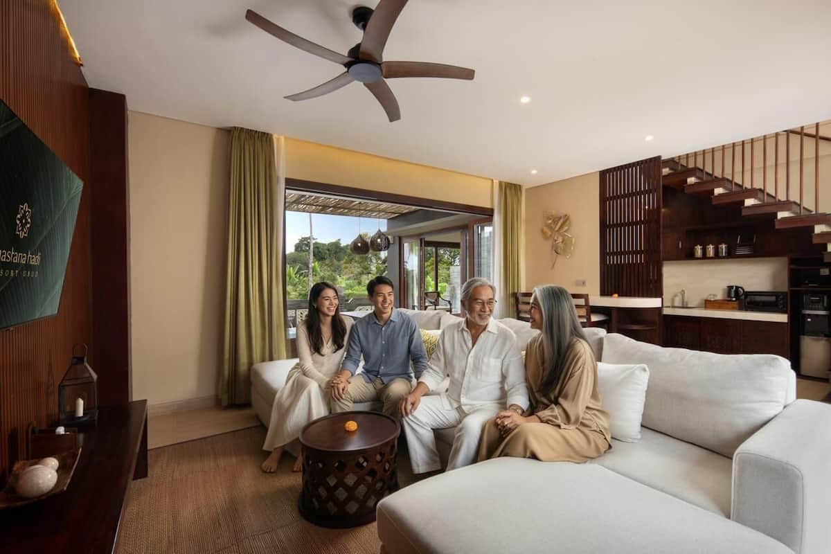 Villa luxueuse, 3 chambres, piscine privée, vue sur le jardin | Aire de séjour | Téléviseur connecté de 50 po avec télévision numérique