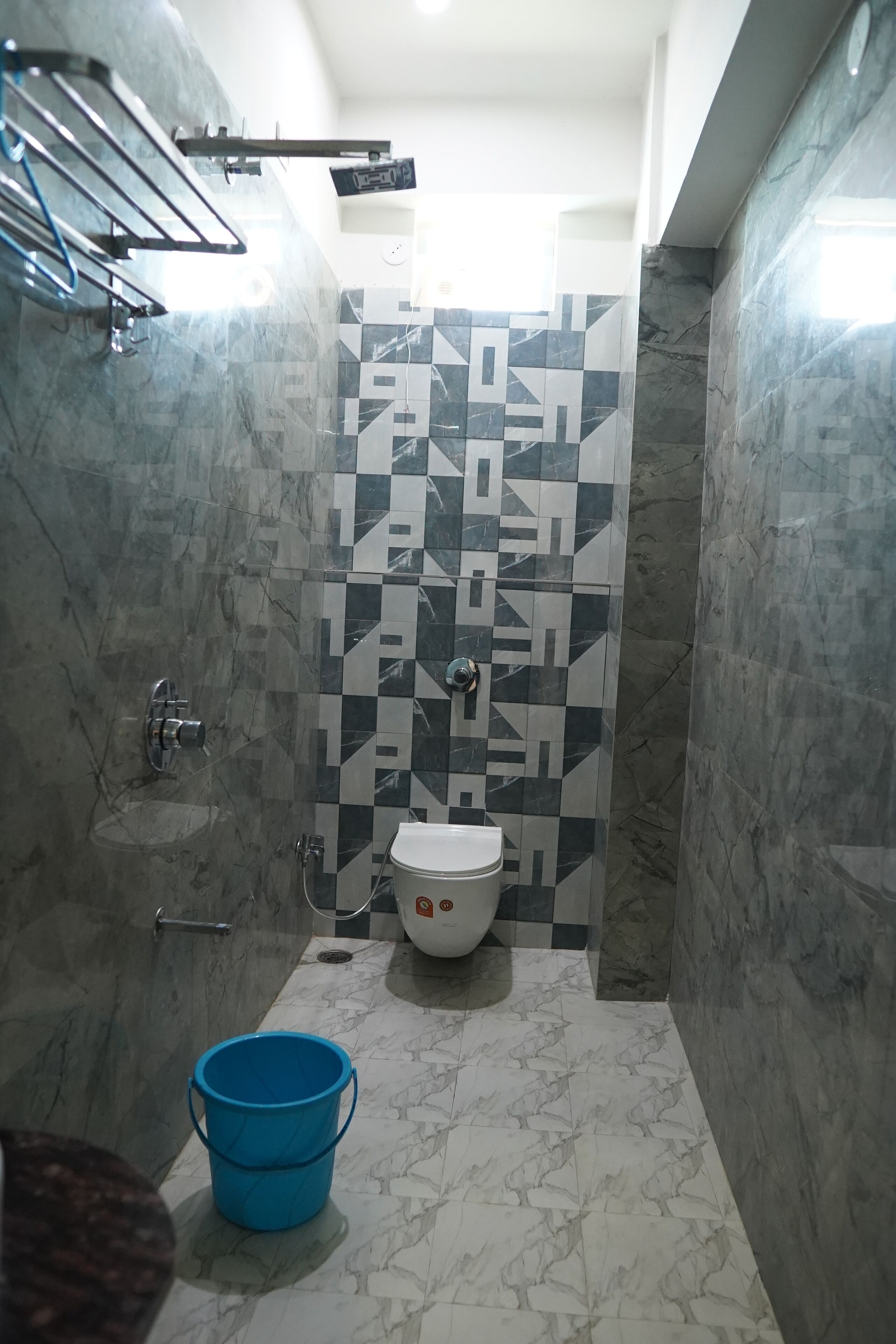 淋浴设施、拖鞋、毛巾、肥皂