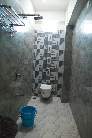 淋浴設備、拖鞋、毛巾、肥皂