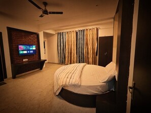 Laptop workspace, cribs/infant beds, free WiFi, bed sheets - The Nalanda Heritage (Rajgir)