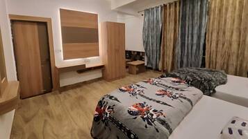 Espacio para trabajar con un portátil, cunas (de pago), wifi gratis