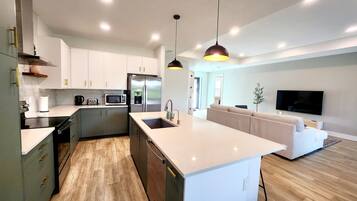 Réfrigérateur, micro-ondes, four, plaque de cuisson