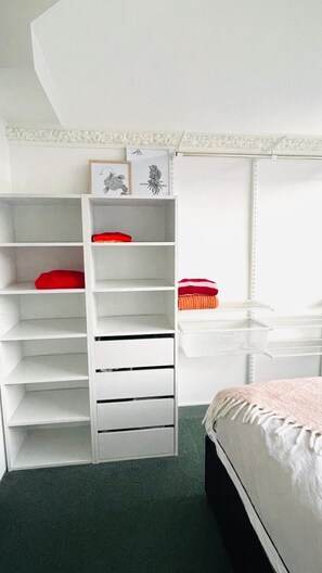 1 dormitorio, tabla de planchar con plancha, wifi y ropa de cama