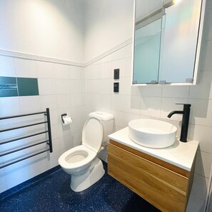 Haartrockner, Handtücher, Seife, Toilettenpapier