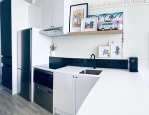 Mikrowelle, Herdplatte, Geschirrspüler