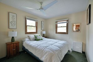 1 bedroom, free WiFi, bed sheets - Cozy cabin in beautiful Sarona, WI in the Long Lake Area (Sarona)