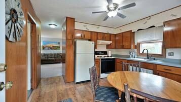 Geladeira, micro-ondas, fogão, cooktop