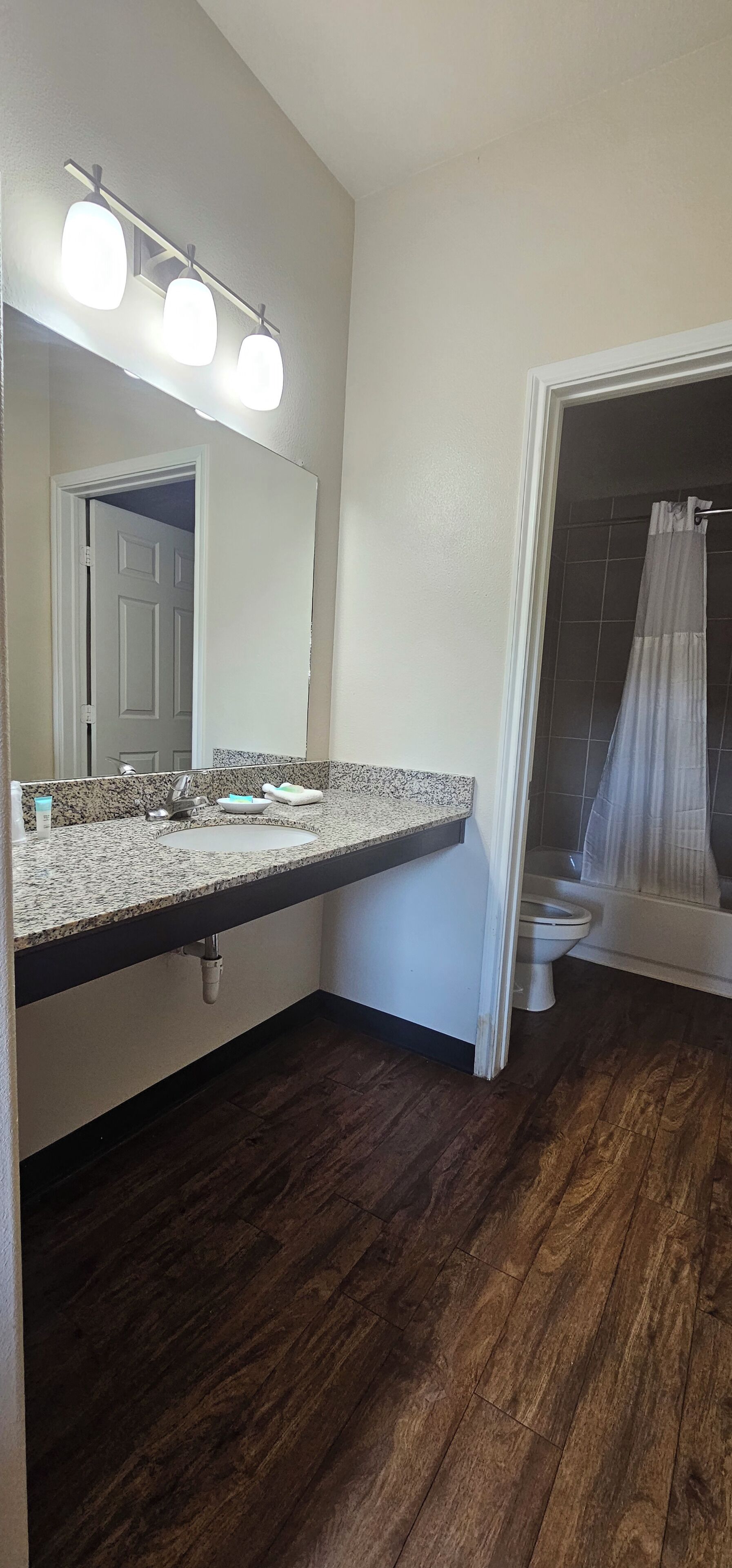 Comfort Studio Suite, Patio | Bathroom | Combined shower/bathtub, free toiletries, towels, soap