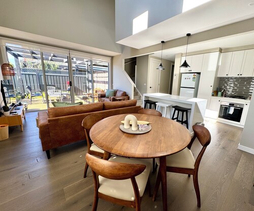 Sunny 2BR Townhouse, Mansfield High Street