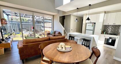 Sunny 2BR Townhouse, Mansfield High Street