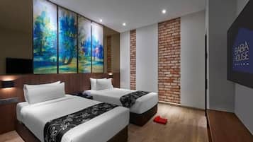 Kahden hengen deluxe-huone (kaksi sänkyä) | Tallelokero huoneessa, pimennysverhot, silitysrauta/-lauta