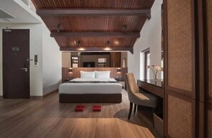 Deluxe Double Room (Bilek Ruellia King) | In-room safe, blackout curtains, iron/ironing board, free WiFi - Baba House Melaka (Malacca City)
