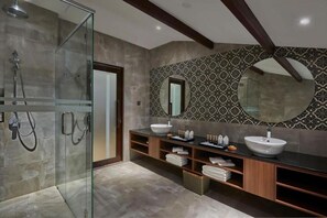 Family Suite (Bilek Peony) | Bathroom