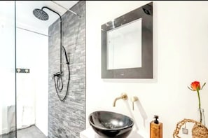Shower, hair dryer, towels - 1 Bed Barn Retreat - Fireplace, Patio, Parking (Lincoln)