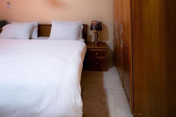 5 bedrooms, iron/ironing board, WiFi, bed sheets - Accra-5Bedroom-3Bathroom-PrivateParking (Accra)