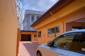 المنطقة المحيطة بالمنشأة