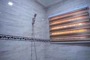 Een douche, handdoeken