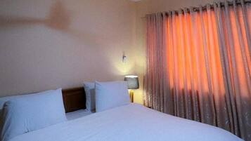 5 bedrooms, iron/ironing board, WiFi, bed sheets