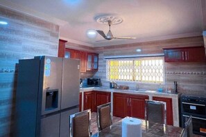 Fridge, microwave, oven, stovetop - Accra-5Bedroom-3Bathroom-PrivateParking (Accra)