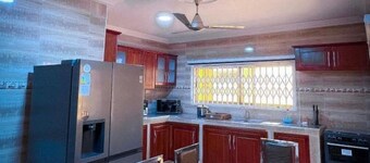 House - Sleeps 10 - Parking - Airport Close