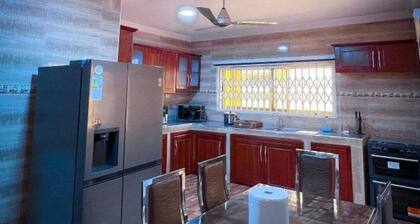 House - Sleeps 10 - Parking - Airport Close