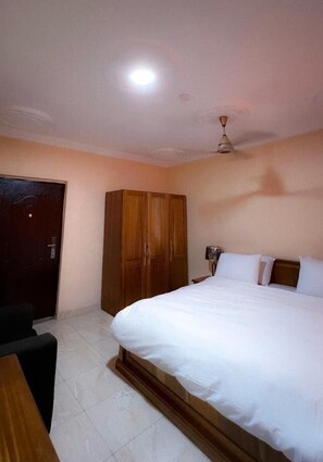 5 bedrooms, iron/ironing board, WiFi, bed sheets