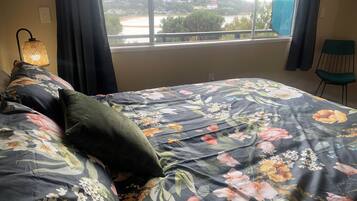 Iron/ironing board, free WiFi, bed sheets