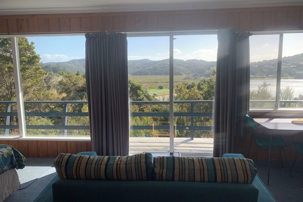 Estudio estándar, vistas al mar | Zona de estar | Smart TV de 40 pulgadas con canales digitales, servicios de streaming