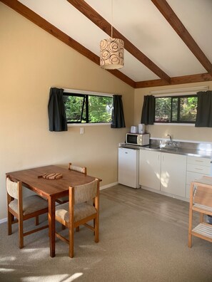Mini-fridge, microwave, stovetop, toaster - The Retreat Bay of Islands (Paihia)