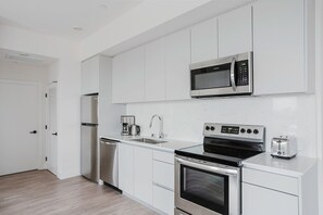 Køleskab, mikrobølgeovn, ovn, kogeplade