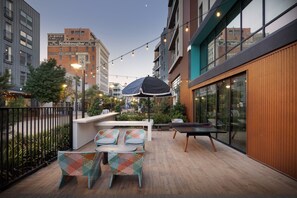 Outdoor dining - Chic Long Beach 2BR w/ Pool, Gym & Firepit, by Blueground (Los Angeles)