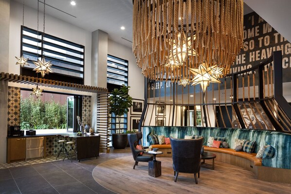 Interior - Chic Long Beach 2BR w/ Pool, Gym & Firepit, by Blueground (Los Angeles)