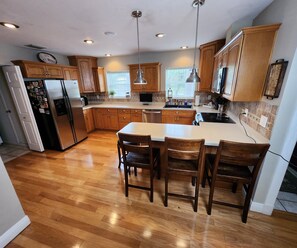 Fridge, microwave, oven, stovetop - Beautiful and Quiet 4 Bedroom Tampa Lake House (Lutz)