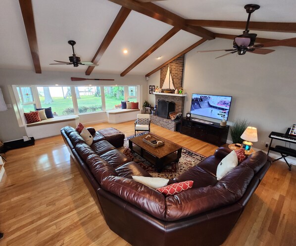 Smart TV, fireplace - Beautiful and Quiet 4 Bedroom Tampa Lake House (Lutz)