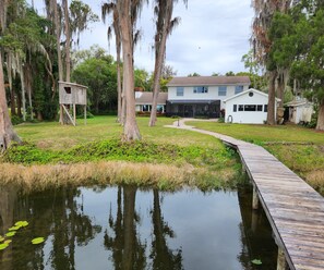 Property grounds - Beautiful and Quiet 4 Bedroom Tampa Lake House (Lutz)