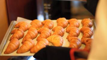 Bữa sáng buffet hàng ngày với phụ phí nhỏ