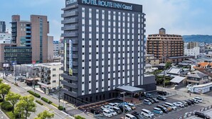 Un hôtel moderne, reconnaissable à son enseigne bien visible indiquant « HOTEL ROUTE INN Grand ».