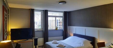 1 غرفة نوم ومكواة/لوح كي وواي فاي وملاءات أسرّة