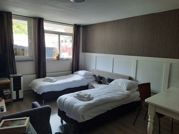 1 habitación, tabla de planchar con plancha, wifi y ropa de cama