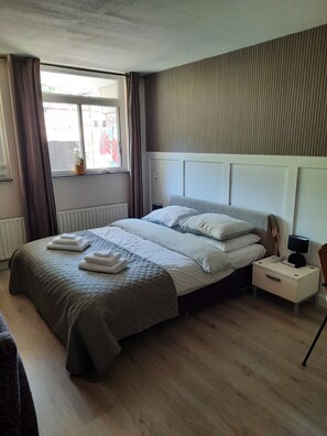 1 habitación, tabla de planchar con plancha, wifi y ropa de cama