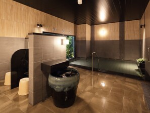 Een moderne badkamer met een groot wastafel, toilet en douchehoek.