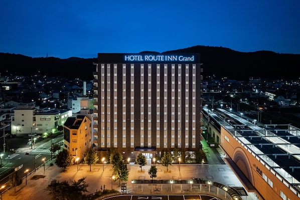 A large hotel building with a sign reading "HOTEL ROUTE INN Grand".